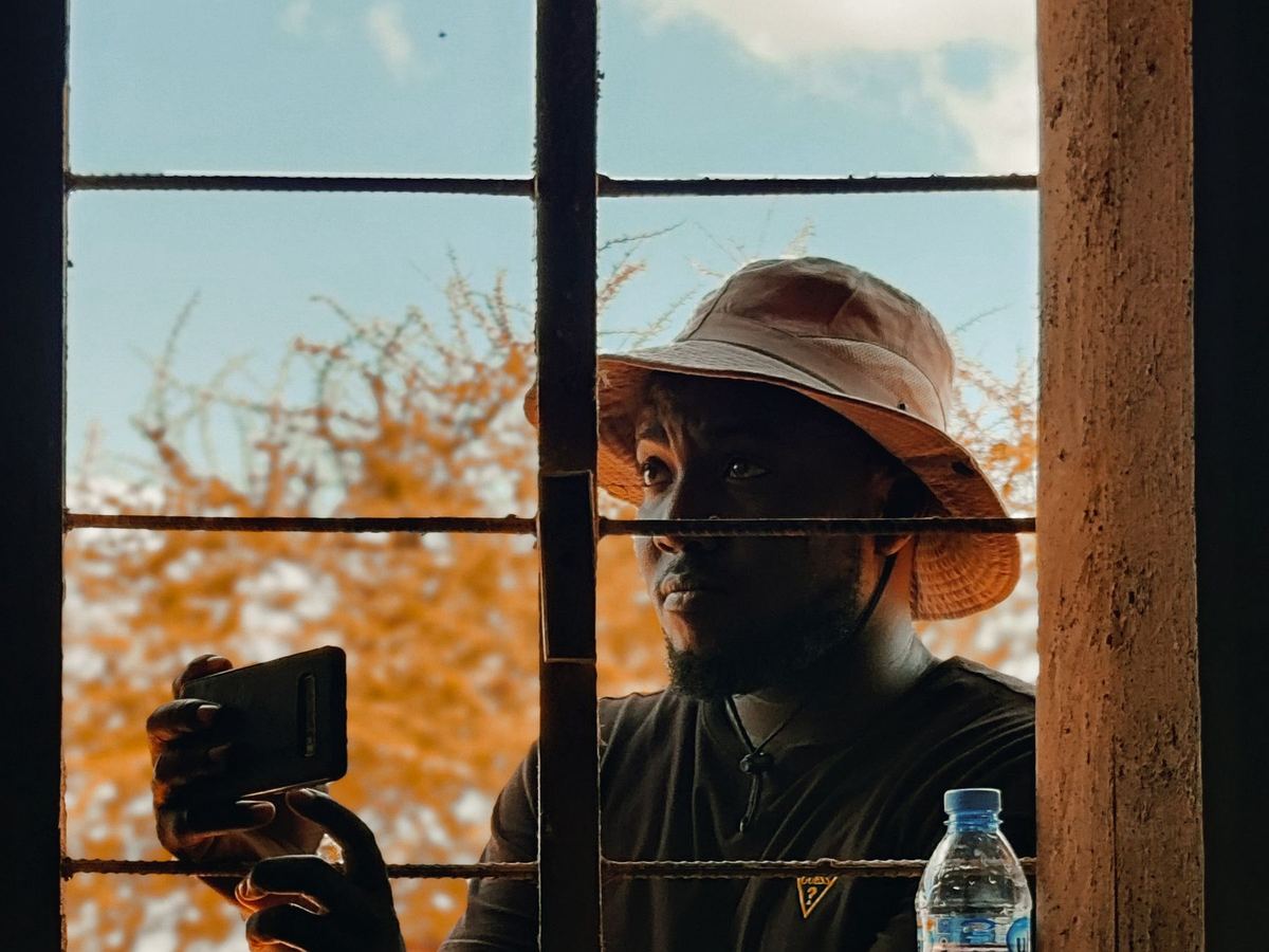 Un homme consulte son téléphone à la fin de la journée