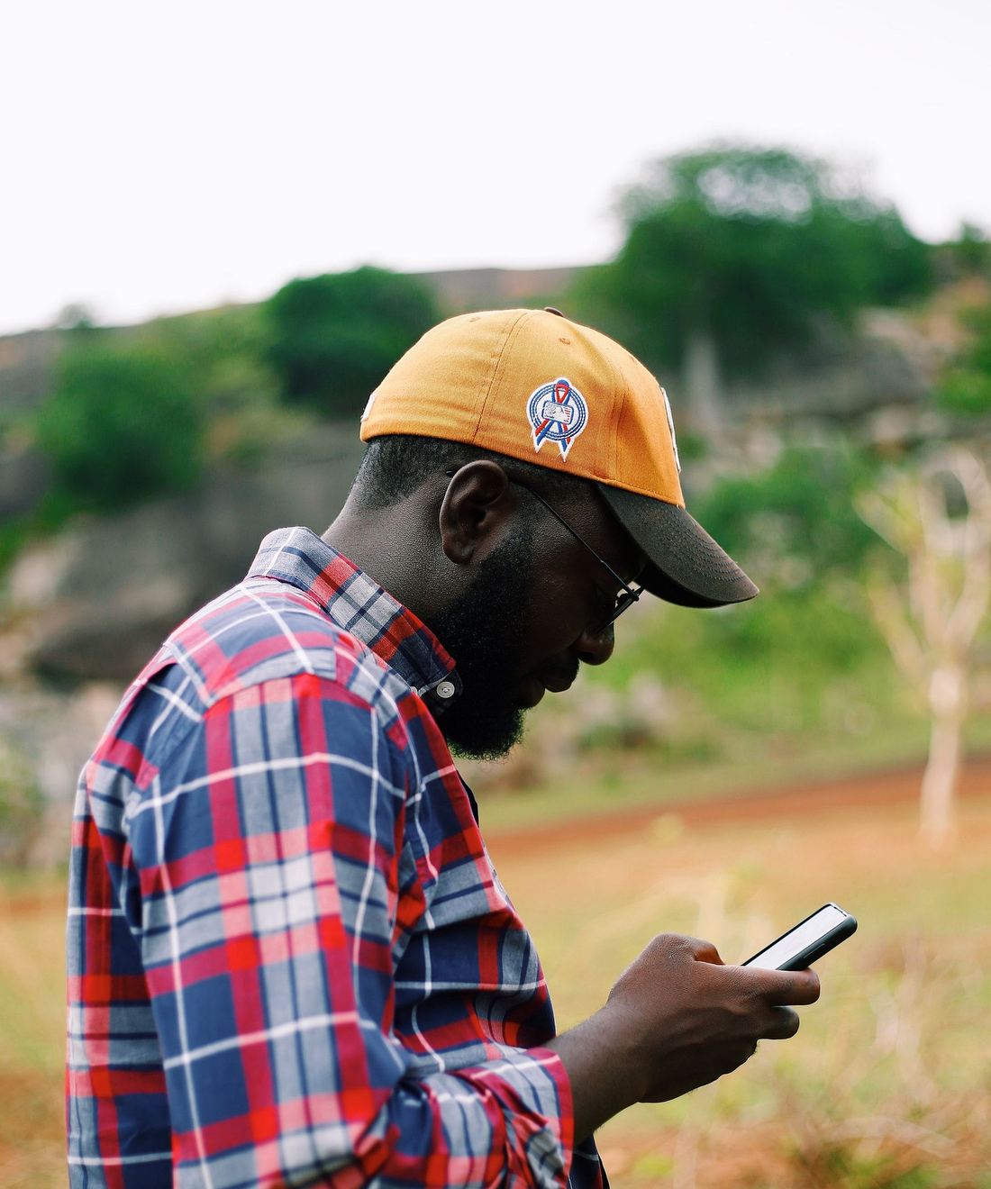 Un éleveur utilise son téléphone au milieu de son exploitation